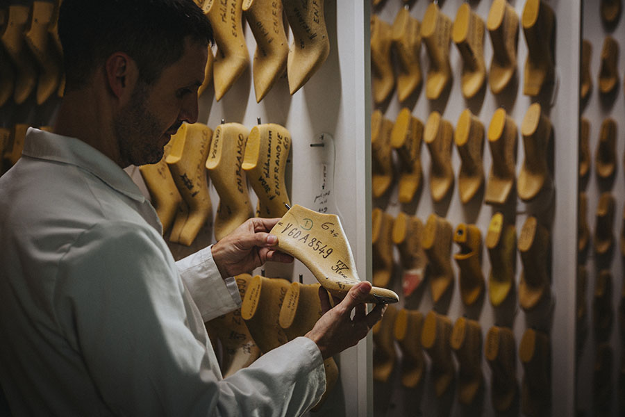 A last maker analysing the shape that will be used to make our boots.